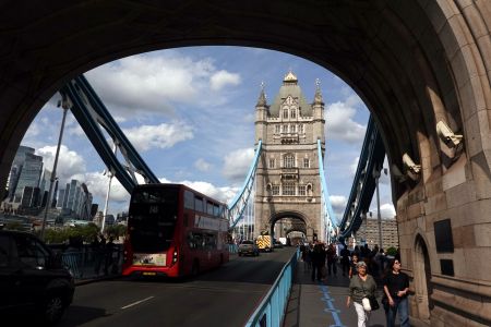 Přes Tower Bridge jede Doubledecker.
